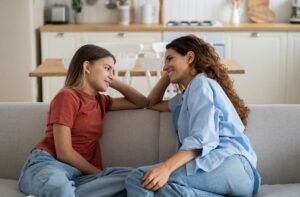 Leia mais sobre o artigo Como lidar com filho adolescente: um guia psicológico baseado na ciência